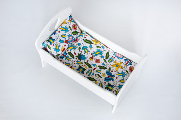 Drewniane łóżeczko dla lalek z pościelą - białe - folk