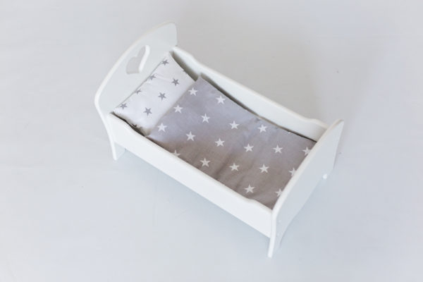 Drewniane łóżeczko dla lalek z pościelą - białe - gwiazdki
