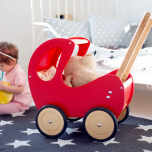 Drewniany wózek dla lalek Retro - czerwień połączona z naturalnym drewnem