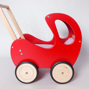 Drewniany wózek dla lalek Retro - czerwień połączona z naturalnym drewnem