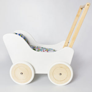 Drewniany wózek dla lalek - pchacz Tola - biel połączona z naturalnym drewnem