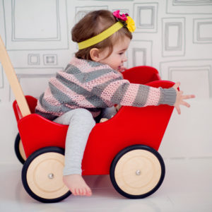 Drewniany wózek dla lalek - pchacz Tola - czerwień połączona z naturalnym drewnem